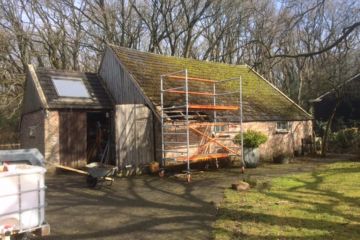 schuurrenovatie Bouwbedrijf Lucas Hummel - begin oude dak verwijderen